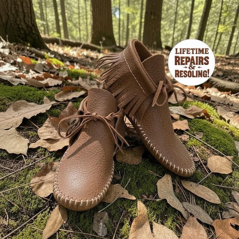 Puede incluir: Un par de mocasines de cuero marr&oacute;n con flecos, cordones finos y costuras blancas visibles en los bordes. Una pegatina blanca circular est&aacute; adherida a la imagen con el texto: LIFETIME REPAIRS & RESOLING!