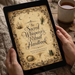 Könnte beinhalten: Ein Tablet zeigt das Cover von "The Sacred Whisperer's Ritual Handbook". Das Cover ist beige mit Verzierungen und Text. Der Text lautet "Rituals for Protection, Love, and Abundance". Das Tablet wird von einer Person gehalten, die einen beigen Pullover trägt.