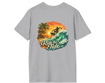 Camiseta con temática playera "Ride the Tide" y surfistas con ambiente tropical.