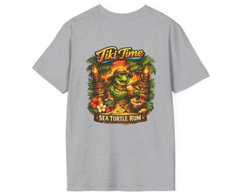 Camiseta con temática de tortuga marina, ron y estilo Tiki, con ambiente playero tropical.