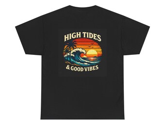 Camiseta con estampado de olas y palmeras: Mareas altas y buenas vibras al atardecer en la playa.