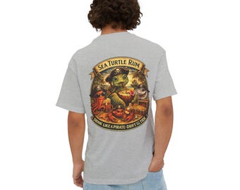 Camiseta con temática de tortuga marina y bebida de ron estilo pirata.