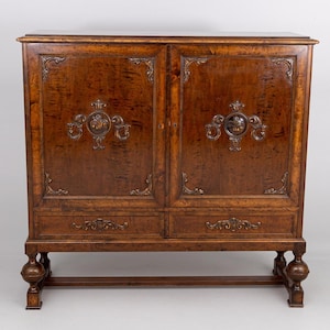 Op de afbeelding: Een rustiek houten bord met de tekst "Welcome to our home" in een handgeschreven stijl. Het bord heeft een verweerde afwerking en een eenvoudig, uitnodigend ontwerp, perfect voor een veranda of entree.