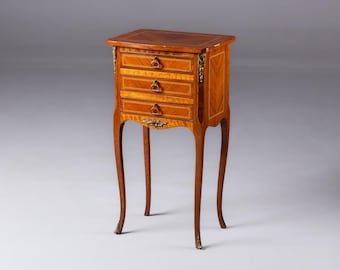 Antik stil fransk intarsia sidobord med tre lådor massivt trä nattduksbord Klassiska sovrums- och vardagsrumsmöbler med mässingsdetaljer