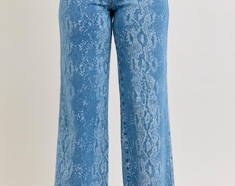 Jeans Judy Blue de talle alto con estampado de serpiente en las piernas / Tobillero con bajo sin rematar Estilo 881107
