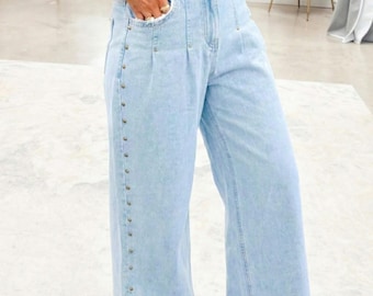 Pantalones vaqueros de pierna ancha con aberturas laterales y tachuelas para mujer, de mezclilla de lavado claro de talle alto con dobladillo sin rematar, pantalones acampanados estilo boho para festivales, vaqueros con bolsillos desgastados.