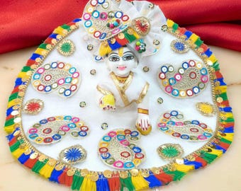 Elegante abito bianco Laddu Gopal Ji con turbante, abbigliamento devozionale
