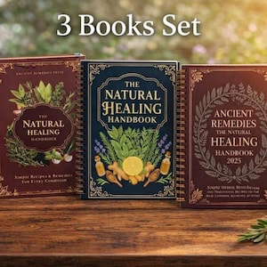 Puede incluir: Un conjunto de tres libros titulados "The Natural Healing Handbook" y "Ancient Remedies The Natural Healing Handbook 2025". Los libros est&aacute;n encuadernados con espiral y presentan ilustraciones de hierbas y bot&aacute;nicos. Los libros se muestran sobre una superficie de madera.