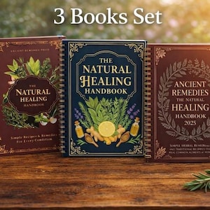 Puede incluir: Juego de tres libros sobre una superficie de madera. Los libros se titulan "The Natural Healing Handbook" y "Ancient Remedies The Natural Healing Handbook 2025". Los libros tienen encuadernaci&oacute;n en espiral e ilustraciones bot&aacute;nicas.