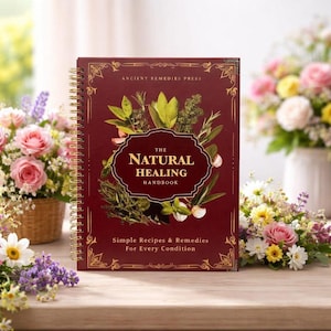 Puede incluir: Un libro encuadernado en espiral titulado "The Natural Healing Handbook" con una cubierta burdeos y detalles dorados. La portada presenta ilustraciones bot&aacute;nicas y el texto "Simple Recipes & Remedies For Every Condition". El libro est&aacute; rodeado de flores.