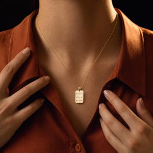 Collar con colgante de mensaje personalizado en oro macizo de 8K o 14K con escritura a mano.
