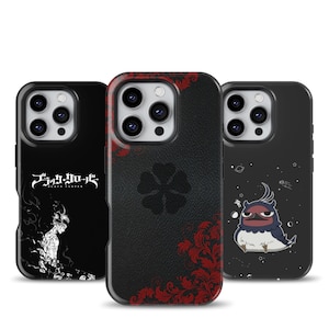 Peut inclure: Trois coques de téléphone avec des motifs uniques. L'une est noire avec du texte blanc et une illustration de personnage. Une autre est noire avec un motif floral rouge et un trèfle. La troisième est noire avec un oiseau de dessin animé.
