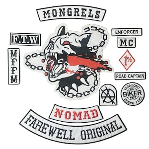 Puede incluir: Un conjunto de parches bordados con diseños temáticos de moteros. Los parches presentan textos como "MONGRELS", "NOMAD" y "FAREWELL ORIGINAL". Un parche central representa la cabeza de un perro gruñendo con una cadena. Otros parches incluyen "ENFORCER MC" y "ROAD CAPTAIN".