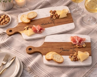 Charkuteribricka med födelseblomma, meningsfull present till henne, personlig serveringsbricka i marmorträ, unik presentidé för kvinnor