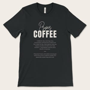 面白いコーヒーTシャツ（男性用）｜本格的なコーヒーのタイポグラフィTシャツ｜カフェイン好きへのドライユーモアギフト