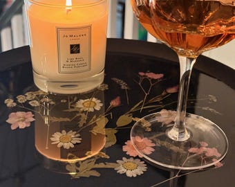 Mesa auxiliar pequeña de resina y metal negro