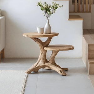 Mesa lateral escultural rústica feita de madeira flutuante orgânica natural