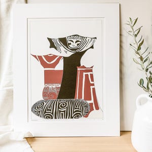 Könnte beinhalten: Ein gerahmter Kunstdruck mit einer grafischen Illustration von drei stilisierten Töpfergefäßen. Das Kunstwerk verwendet eine Farbpalette aus Schwarz, Weiß und Terrakotta-Rot und zeigt geometrische Muster und geschwungene Linien.