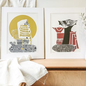Può includere: Due stampe artistiche con passepartout che presentano disegni grafici astratti. La stampa a sinistra mostra un cerchio giallo con forme bianche e nere. La stampa a destra mostra forme geometriche nere e rosse con linee su sfondo bianco.