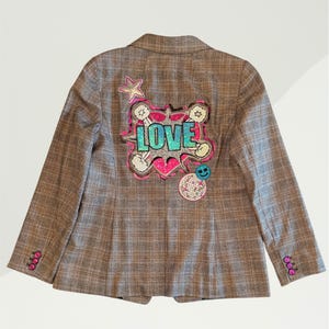 Handbemalter karierter Blazer – Einzigartige Graffiti-Jacke – Love Wins Statement Blazer – Damengröße L – Upcycled Künstlerjacke