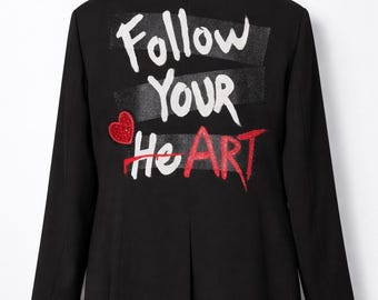 Blazer negro pintado a mano – Arte para vestir único – Gráfico "Sigue a tu corazón"