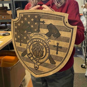 Grand blason personnalisé écusson familial en bois de bouleau naturel gravé héraldique familiale