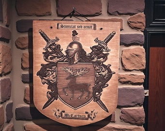 Escudo de família personalizado gravado: brasão de madeira de bétula natural