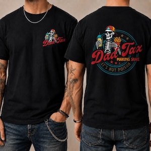 Op de afbeelding: Zwart t-shirt met een skeletafbeelding met een drankje en friet, en de tekst "Dad Tax". De achterkant van het shirt heeft dezelfde afbeelding met de tekst "Making Sure It's Not Poison".