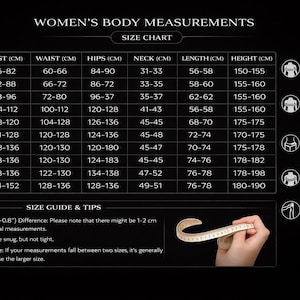 Pu&ograve; includere: Tabella delle taglie in bianco e nero per le misure del corpo femminile, tra cui busto, vita, fianchi, collo, lunghezza e altezza in cm. Include consigli sulla guida alle taglie e una mano che tiene un metro a nastro.