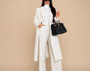 Completo gessato, blazer lungo su misura, pantaloni a gamba larga, completo da ufficio minimalista