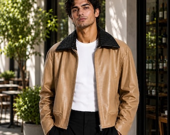 Chaqueta bomber de cuero beige para hombre, cuello tejido negro, abrigo de aviador minimalista.