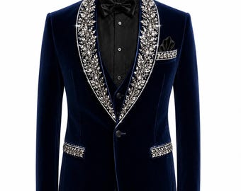 Conjunto de esmoquin para hombre en terciopelo azul marino: chaqueta bordada, chaleco y detalles de cristal.