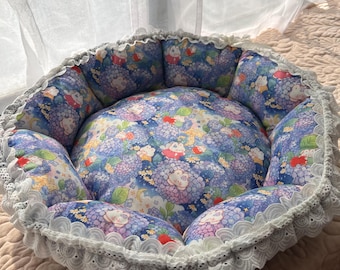 Vintage Floral Cat Bed with Lace Trim, Handmade Round Pet Nest, Cottagecore Kitten Cushion Bed, Cozy Washable Cat Sofa for Small Dogs