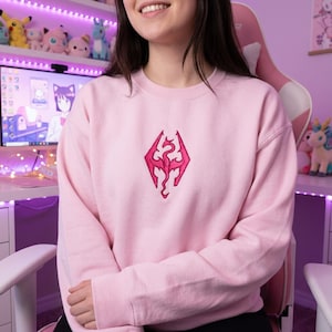 Roze sweatshirt met drakenlogo en ronde hals | Geborduurde Dragonborn Fantasy RPG-trui