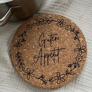Kork Untersetzer „Guten Appetit“ | Topfuntersetzer rund | Hitzebeständig | Küchendeko | Geschenk Küche | nachhaltig & graviert