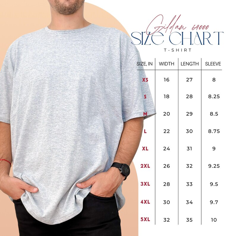 Puede incluir: Una camiseta gris claro Gildan 64000 con una tabla de tallas. La tabla enumera las tallas XS a 5XL, con medidas en pulgadas para el ancho, el largo y la longitud de la manga. El modelo lleva la camiseta.