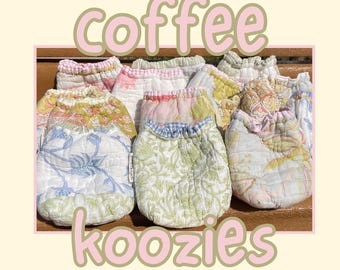 Funda acolchada para café / Funda reutilizable para taza / Funda de tela reciclada / Soporte para bebidas hecho a mano / Regalo único para cafeterías