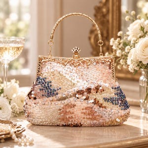 Puede incluir: Un bolso de mano estructurado con un exterior intrincado de lentejuelas, cuentas y perlas iridiscentes en tonos champán, dorado y azul marino. El bolso tiene un marco de metal dorado, un cierre decorativo y un asa de metal a juego.
