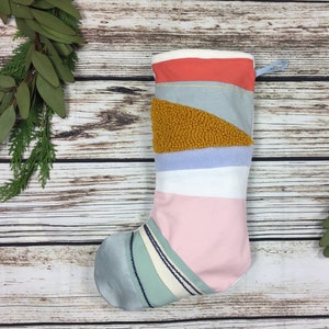 Handgjord julstrumpa - lapptäcke, broderad med hålkrok! Färgblock i senapsgult, mintgrönt och korallrosa!