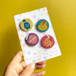Verjaardagskaart- Dancing Tea Party. Badge kaart voor beste vriend, theekopje cadeaubon. Pin badge set.