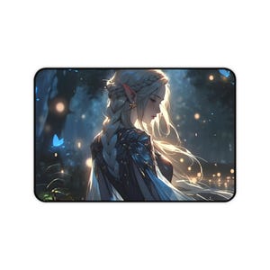 Może przedstawiać: Prostokątna podkładka pod mysz z cyfrową ilustracją fantasy elfki z długimi, płynącymi blond włosami i spiczastymi uszami. Grafika ma miękką, eteryczną jakość z leśnym tłem i świecącymi światłami.