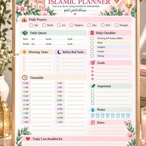 Könnte beinhalten: Ein rechteckiger täglicher islamischer Planer auf Papier mit hellrosa und weißem Hintergrund. Die Kopfzeile enthält den Text My Daily Islamic Planner, einen Halbmond, Laternen und Moschee-Illustrationen. Er umfasst Abschnitte für Gebete, Koranlesen, tägliche Checklisten, Aufgaben, einen Zeitplan, Ziele, Wasseraufnahme und Notizen.