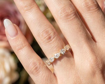 Anello full eternity con diamanti sintetici a taglio a pera, fede nuziale impilabile in oro giallo 14 carati con diamanti CVD, purezza EF-VS, fede nuziale ecologica con diamanti.