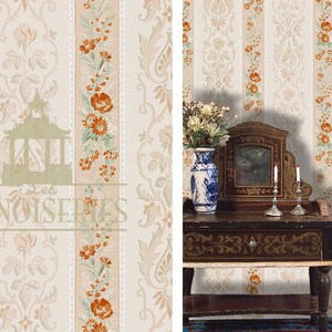 Puede incluir: Papel pintado crema con rayas verticales con dise&ntilde;os florales y ornamentales. El dise&ntilde;o incluye flores naranjas y hojas verdes, creando una est&eacute;tica vintage. El texto "les chinoiseries" es visible.