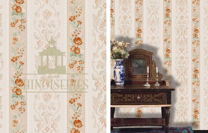 Puede incluir: Papel pintado crema con rayas verticales con dise&ntilde;os florales y ornamentales. El dise&ntilde;o incluye flores naranjas y hojas verdes, creando una est&eacute;tica vintage. El texto "les chinoiseries" es visible.