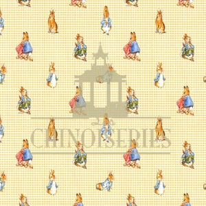 Könnte beinhalten: Ein sich wiederholendes Muster mit Illustrationen von Kaninchen in verschiedenen Posen, gekleidet in blauen Jacken und mit rosa Taschen, vor einem gelb-weiß karierten Hintergrund. Der Text "CHINOISERIE" ist sichtbar.