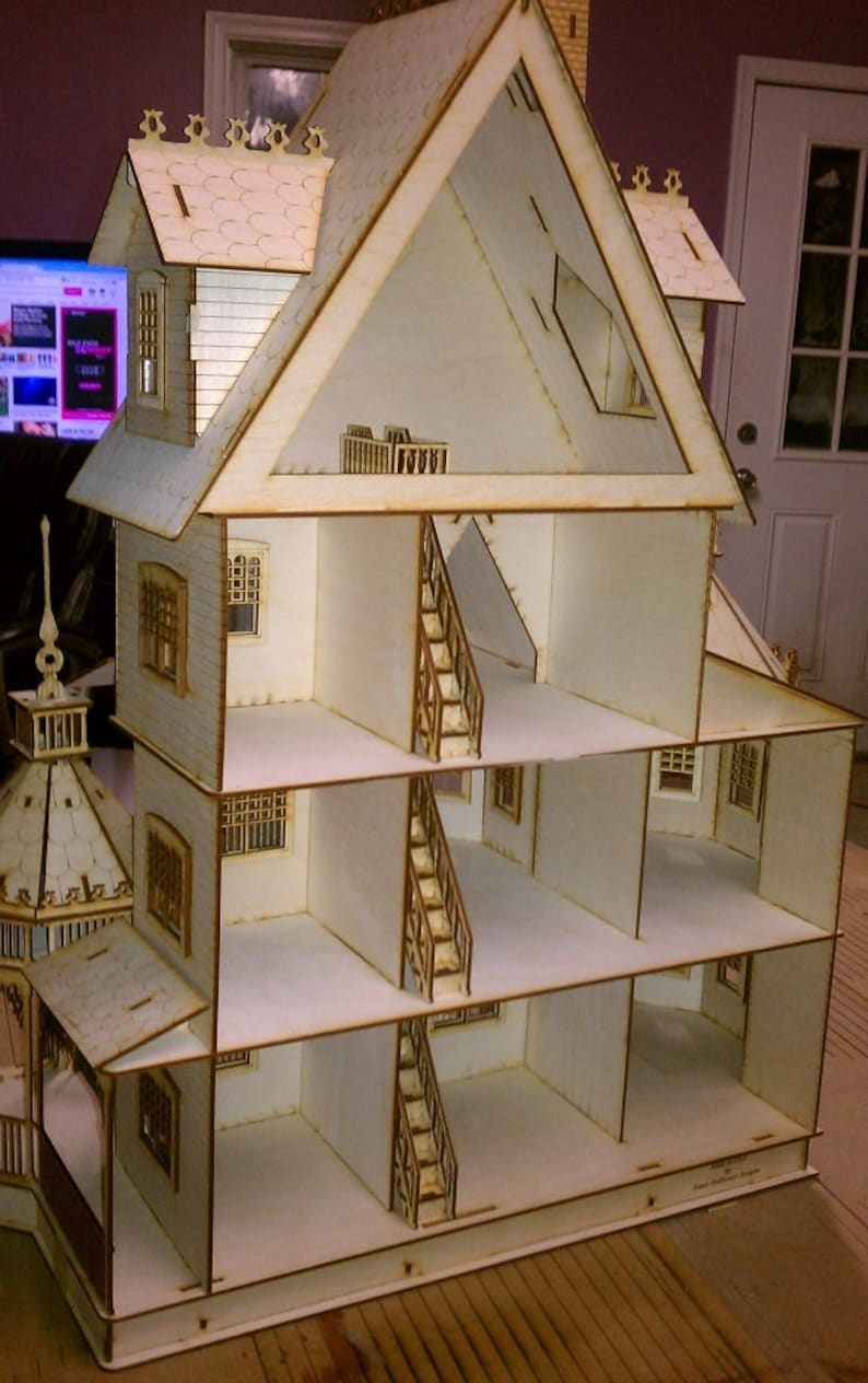 以下が含まれることがあります： 4階建ての白い木製のドールハウス。各階にバルコニーと階段があり、屋根は切妻屋根で、側面には小さな塔があります。