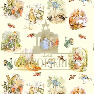 Può includere: Motivo ripetitivo color crema con illustrazioni di conigli, uccelli e scene di giardino. L'opera d'arte comprende immagini di conigli in varie pose, annaffiatoi e uno spaventapasseri. È presente anche il testo "Les Chinoiseries".