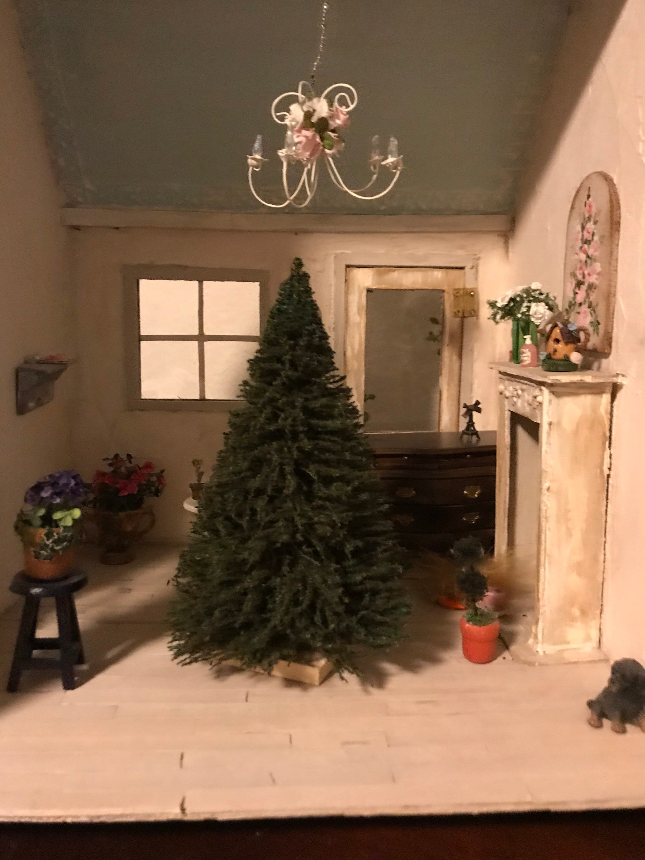 Handmade Miniature 1/12th scale dolls house Decorated CHRISTMAS TREE. 