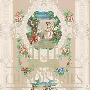 Op de afbeelding: Vintage behang met een herhalend patroon. Het ontwerp toont een centrale ovale scène met figuren in een tuin, omlijst door sierlijke witte krullen en bloemmotieven. De achtergrond is zacht beige met verticale strepen.